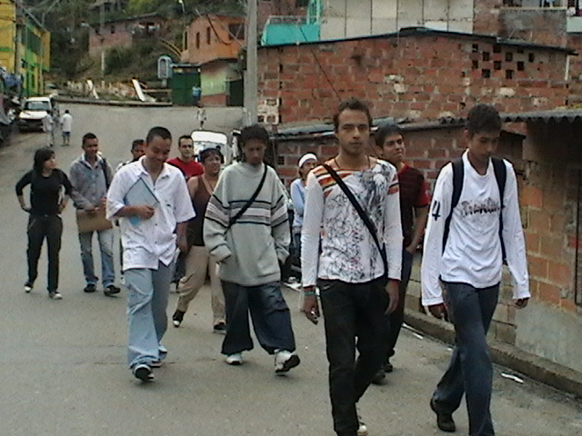 Villactivos y Convergentes caminando por el barrio Villatina